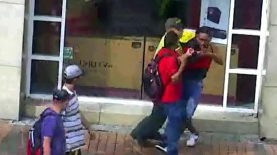 Ciudadano intenta golpear a uno de los presuntos delincuentes.