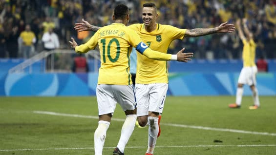 Luan y Neymar celebran el segundo gol ante Colombia durante el juego de cuartos de final del fútbol olímpico en el estadio Arena Corinthians, en Sao Paulo, Brasil. Foto Agencia AFP