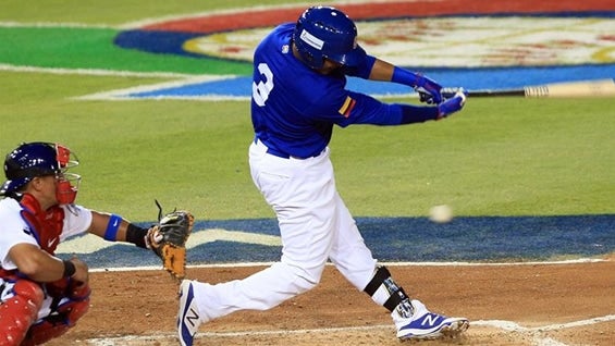 Mauricio Ramos (d) de Colombia batea junto al receptor Carlos Ruiz de Panamá, durante las eliminatorias para el Clásico Mundial de Béisbol. Foto: EFE.