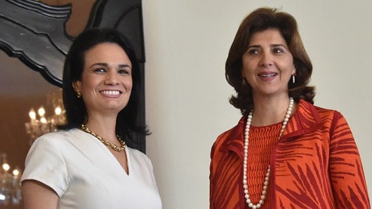 Cancilleres de Colombia y Panamá, Isabel De Saint Malo de Alvarado y María Ángela Holguín. Foto: AFP.