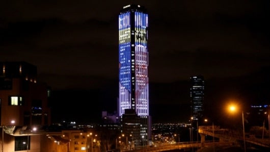 La proyección de la cara del papa en el rascacielo inició el 28 de agosto. Foto: EFE.