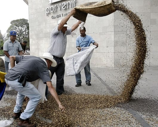 Aunque en el campo y la costa deben botar los alimentos, en el centro del país ya hay escasez. Foto:EFE
