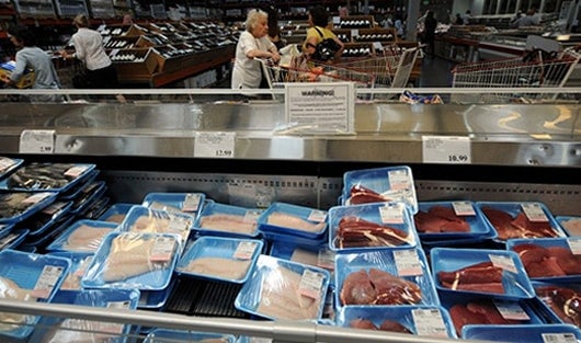 Los expertos recomiendan no mezclar las comidas crudas con las cocidas. Foto: AFP