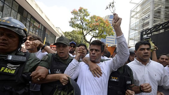 Leopoldo López cuando se entregó en 2014. Foto: Juan Barreto / AFP