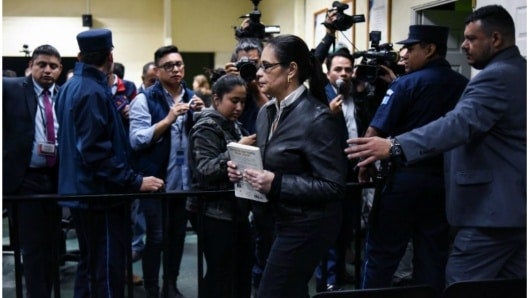 Roxana Baldetti sale del tribunal que la condenó a 15 años en prisión. Foto: AFP / Johan Ordoñez.