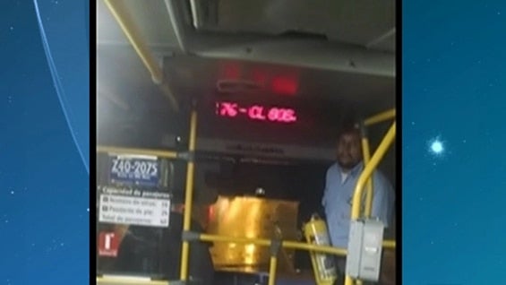 El conductor cogió el extintor del bus amenazando al pasajero que lo grababa. Foto: NoticiasRCN