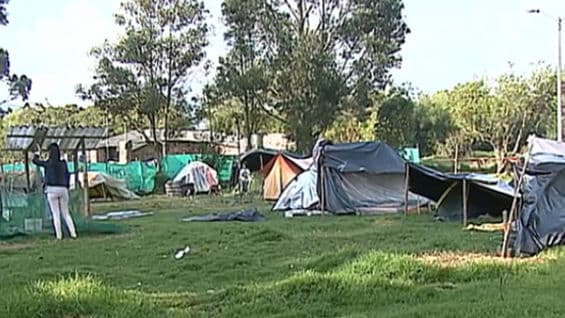 Las organizaciones ambientalistas que se encuentran protestando en el lugar rechazaron la decisión.