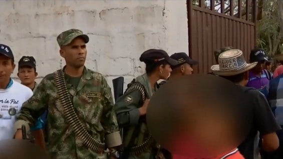 Estas imágenes de los guerrilleros en el plantel son cortesía de Red Más Noticias.