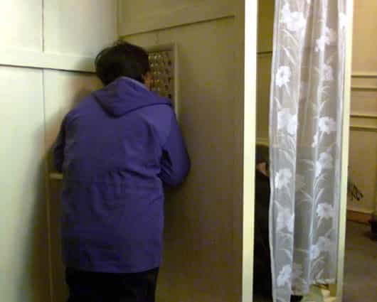 El delincuente se llevó celulares, objetos personales, llaves de la iglesia y dinero. Foto:A FP