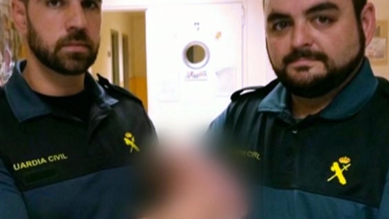 Los hermanitos mayores tenían que cuidar del recién nacido cuando sus padres estaban trabajando.