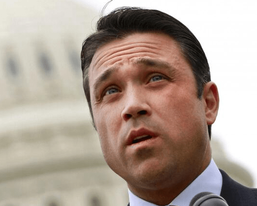 Congresista amenaza a reportero con tirarlo por el balcón Foto: @SmokenSparta