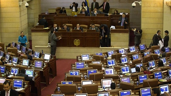 El presidente Santos había dicho que la comisión estaría confirmada solo por congresistas. Foto: Minhacienda.