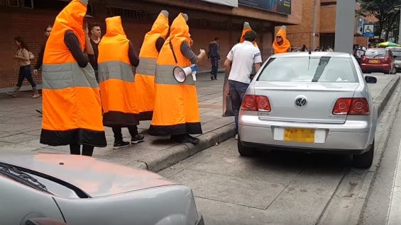 Son 30 "conos humanos" los que hacen parte de esta estrategia. Foto: Secretaría de Movilidad.