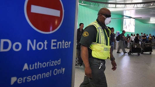 Medidas extremas en aeropuertos y hospitales de EE.UU. Foto: AFP