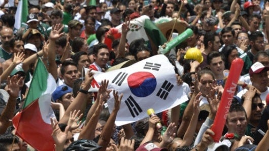 Mexicanos agradecen a Corea del Sur por eliminar a Alemania. Foto: AFP