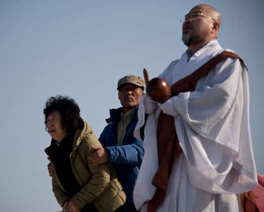 Los cuerpos son desembarcados en el puerto de Jindo para ser identificados. Foto: AFP