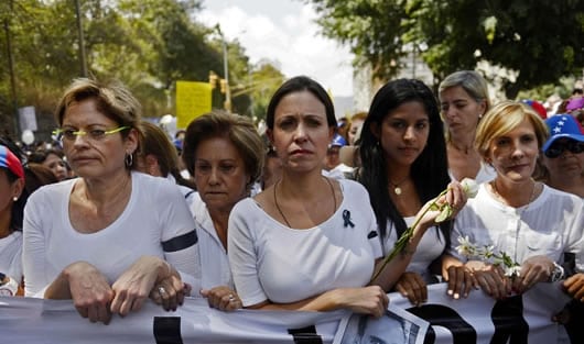 Chavistas atacaron a la diputada opositora, María Corina Machado. Foto: AFP