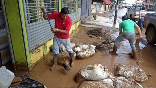 Inundaciones provocadas por el huracán Otto, en la ciudad de Upala, en San Carlos, al norte de Costa Rica. Foto: EFE.