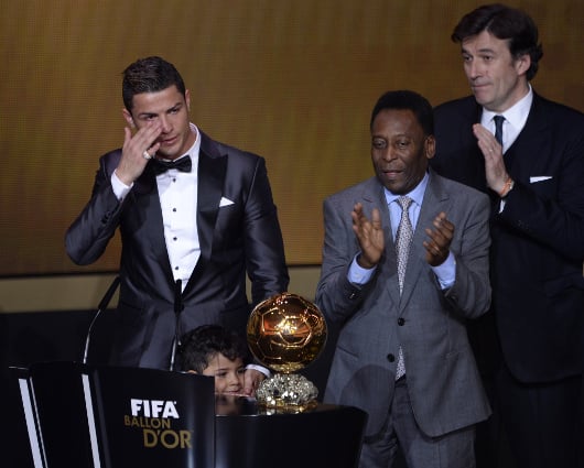 El portugués no aguantó la emoción y derramó lágrimas en el escenario. Foto: AFP