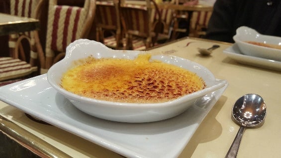 La crème brûlée es un postre francés que consiste en una crema cuya superficie se ha espolvoreado de azúcar con el fin de quemarlo. Foto: Ana María Cuartas Peña.