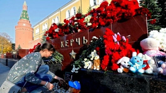 Homenaje a víctimas de ataque en Crimea. Foto: EFE/YURI KOCHETKOV