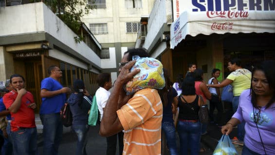Las filas en los supermercados de Venezuela son comunes. Foto Agencia AFP