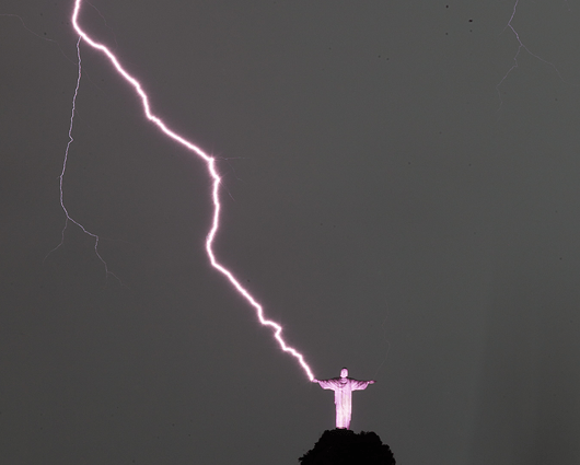 Una fotografía captó el momento en que el rayo alcanzaba al Cristo Redentor. Foto: EFE