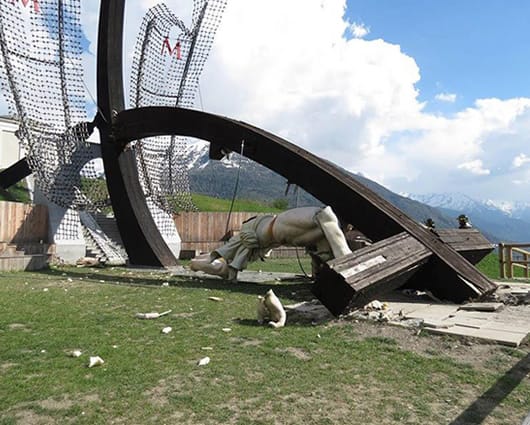 El monumento de la cruz con Cristo crucificado pesa más de 300 kilos. Foto: EFE