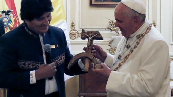 El crucifijo tallado sobre una hoz y un martillo. Foto: AFP.