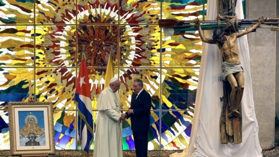 Papa Francisco y Raúl Castro. Foto: AFP