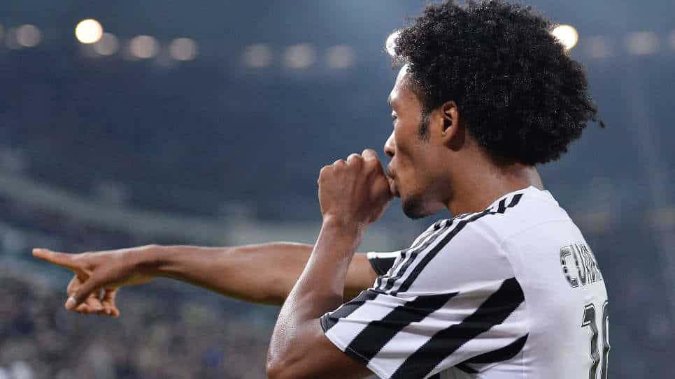 Juan Cuadrado celebra el gol de la victoria. Foto: EFE.