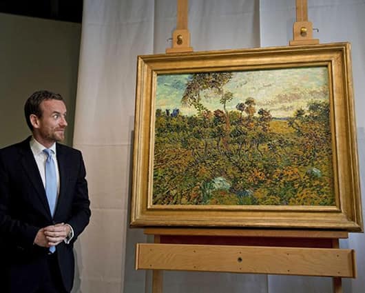 El director del Museo, Alex Rüger, presentan la pintura "Puesta de sol en Montmajour". Foto: EFE