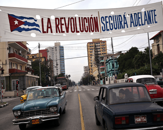 Banderas y mensajes adornan las calles un día antes de la revolución de Cuba. Foto: EFE