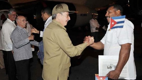 El presidente Raúl Castro despidió personalmente a los cooperantes. Foto: AFP