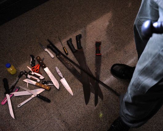 En Bogotá es constante la incautación de armas blancas en la entrada de partidos de fútbol. Foto: AFP