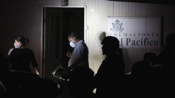 Los cadáveres tenían cal encima para evitar el mal olor. Foto EFE