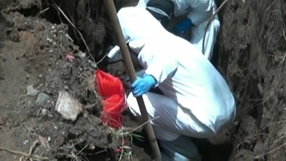 Investigadores del CTI investigan los restos hallados en las fosas. Foto: Noticias RCN.