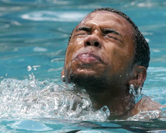 Si practica algún deporte use los cascos de protección completa y gafas para nadar. Foto: AFP