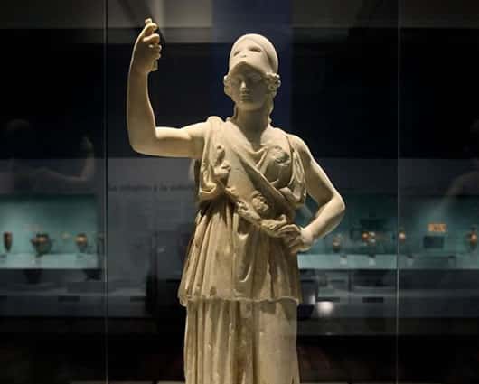 La colección de cerámica se exhibirá hasta el 13 de octubre. Foto: AFP