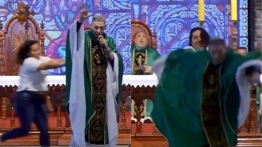 FOTO: Mujer ataca a un cura durante una misa