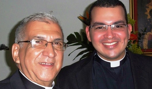 El padre Luis Bernardo Echeverry y su vicario Héctor Fabio Cabrera. Foto: Equipos De Nuestra Señora - Región Ecuador.