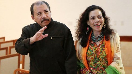 Daniel Ortega junto a su esposa, Rosario Murillo. AFP