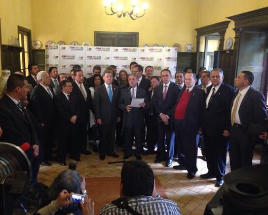 Los parlamentarios publicaron una foto junto a Santos, para confirmar su respaldo a la reelección. Foto: Daniel Pulido / RCN La Radio.