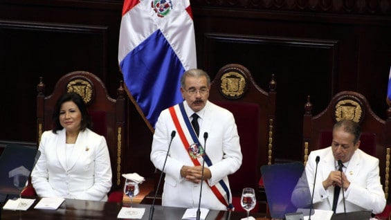 El presidente de República Dominicana, Danilo Medina, junto a la vicepresidenta, Margarita Cedeño de Fernández, y el presidente del Senado, Reynaldo Pared Pérez. Foto: EFE.