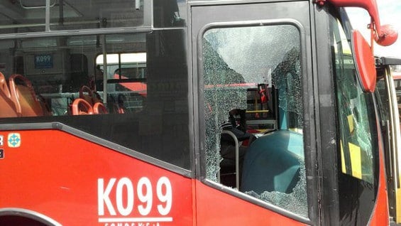 Durante las protestas, algunas personas atacaron los buses con piedras y palos.