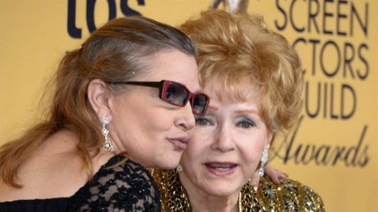 La actriz estadounidense Debbie Reynolds (der.) junto a su fallecida hija, Carrie Fisher (i), en la ceremonia de los Screen Actors Guild Awards en Los Ángeles, California. Foto: EFE