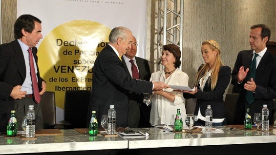 Las esposas de Antonio Ledezma y Leopoldo López recibieron el documento. Foto: EFE.