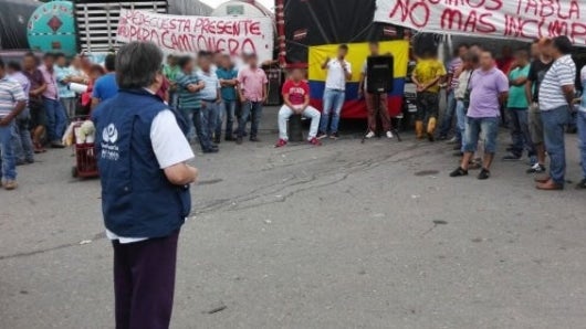 Funcionario de la Defensoría en una manifestación. Foto: Defensoría