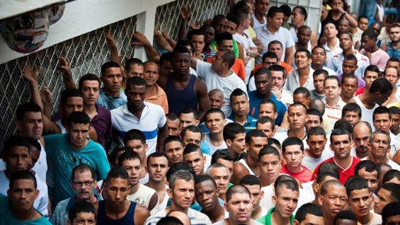 La "operación reglamento" en el Inpec y el paro judicial agravan la situación, dice la Defensoría. Foto: AFP