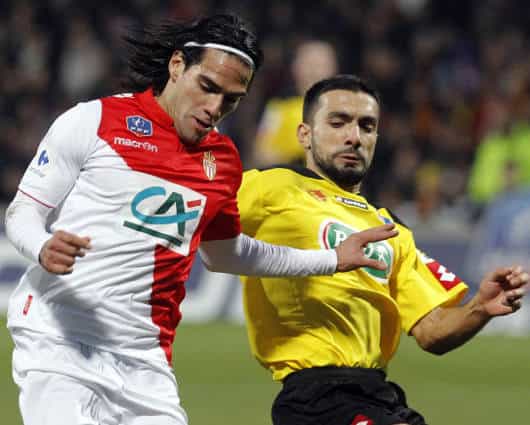 Soner Ertek, jugador que lesionó a Falcao.AFP